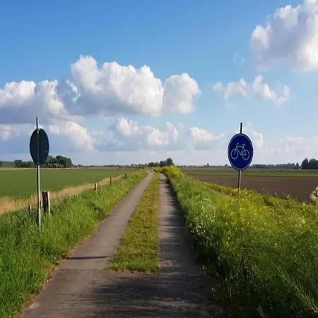 In South Holland By Stompaarde Plas, Cleaning Included Simonshaven